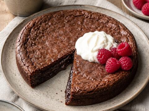 Klassisk kladdkaka med frasig yta och kladdig kärna