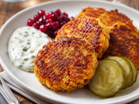 Vegetariska rotfruktsbiffar med gräddsås